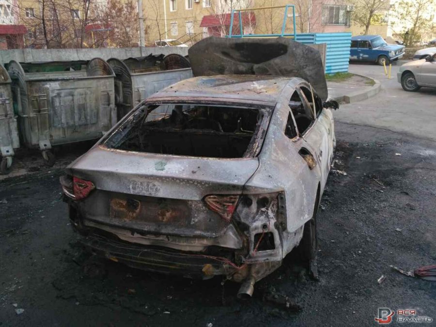 В Запорожье по неизвестной причине сгорели три автомобиля