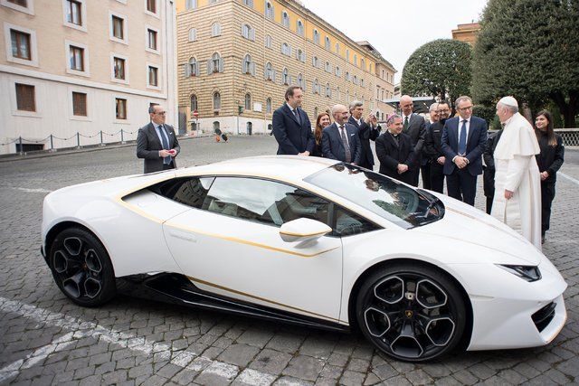 Папа Римский оправил на аукцион уникальный Lamborghini