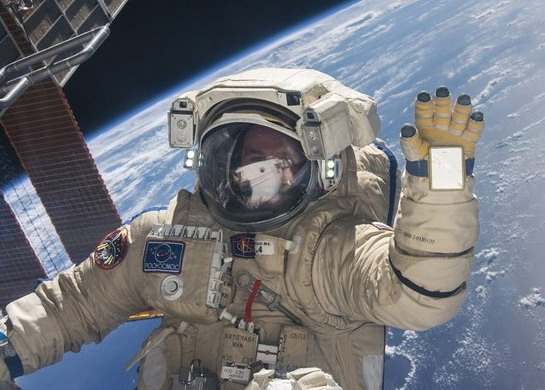 Астронавт показал видео снятое в открытом космосе