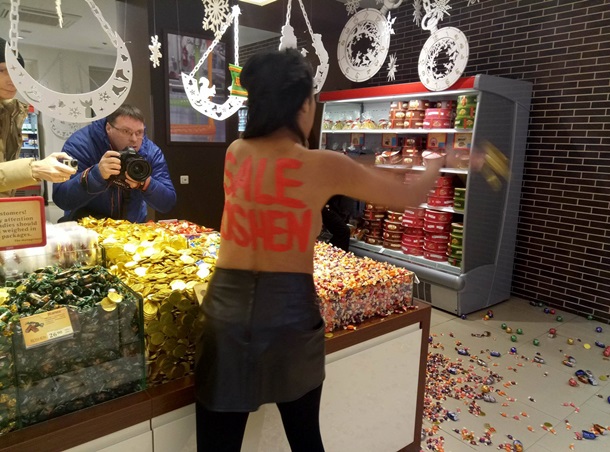 Femen устроили “черную пятницу” в магазине Roshen