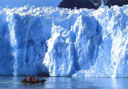 От Антарктиды откололся  огромный айсберг