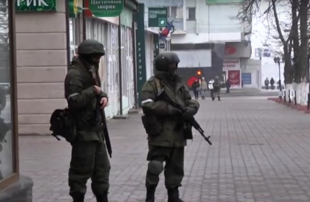Центр Луганска захватили вооруженные люди