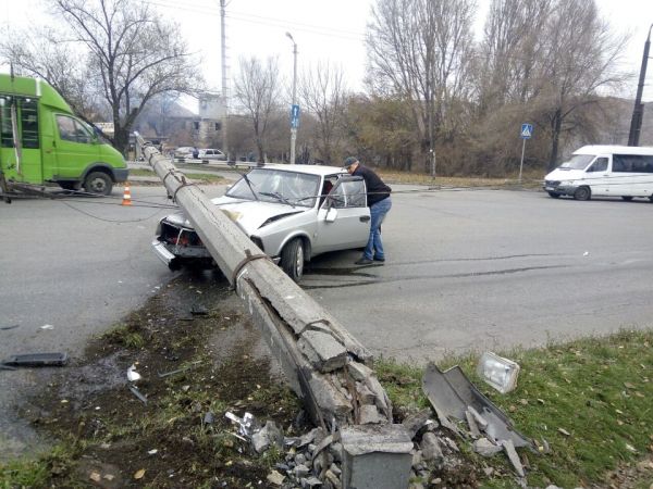В Запорожье столб рухнул на авто
