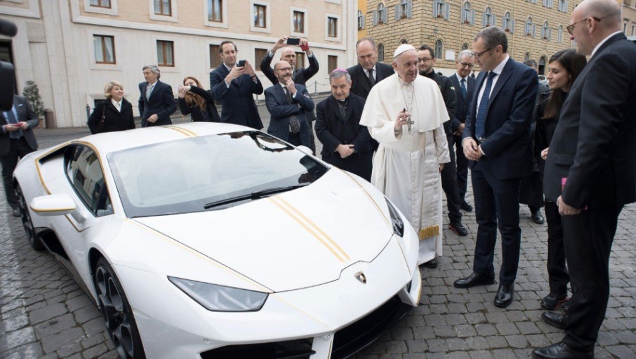 Lamborghini подарила Папе Римскому спортивное авто