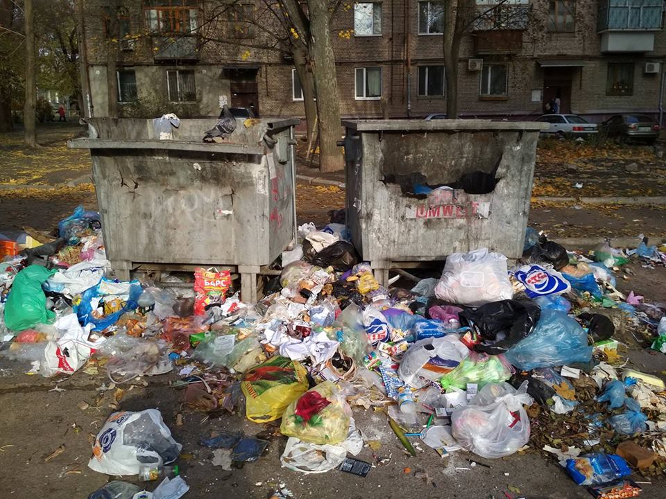 Мусорный коллапс в Запорожье: почему полные контейнеры неделю стоят без внимания коммунальщиков