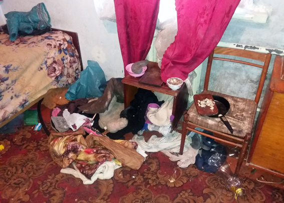 В Житомире освободили трех детей, которых в холодном доме заперла родная мать