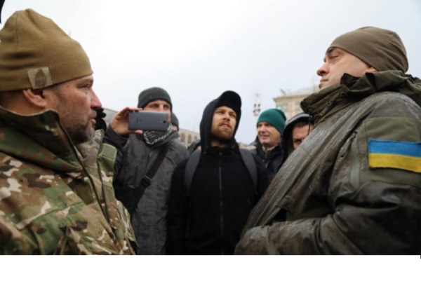Стычка на Майдане: «Азов» требовал объяснений от советника президента Бирюкова