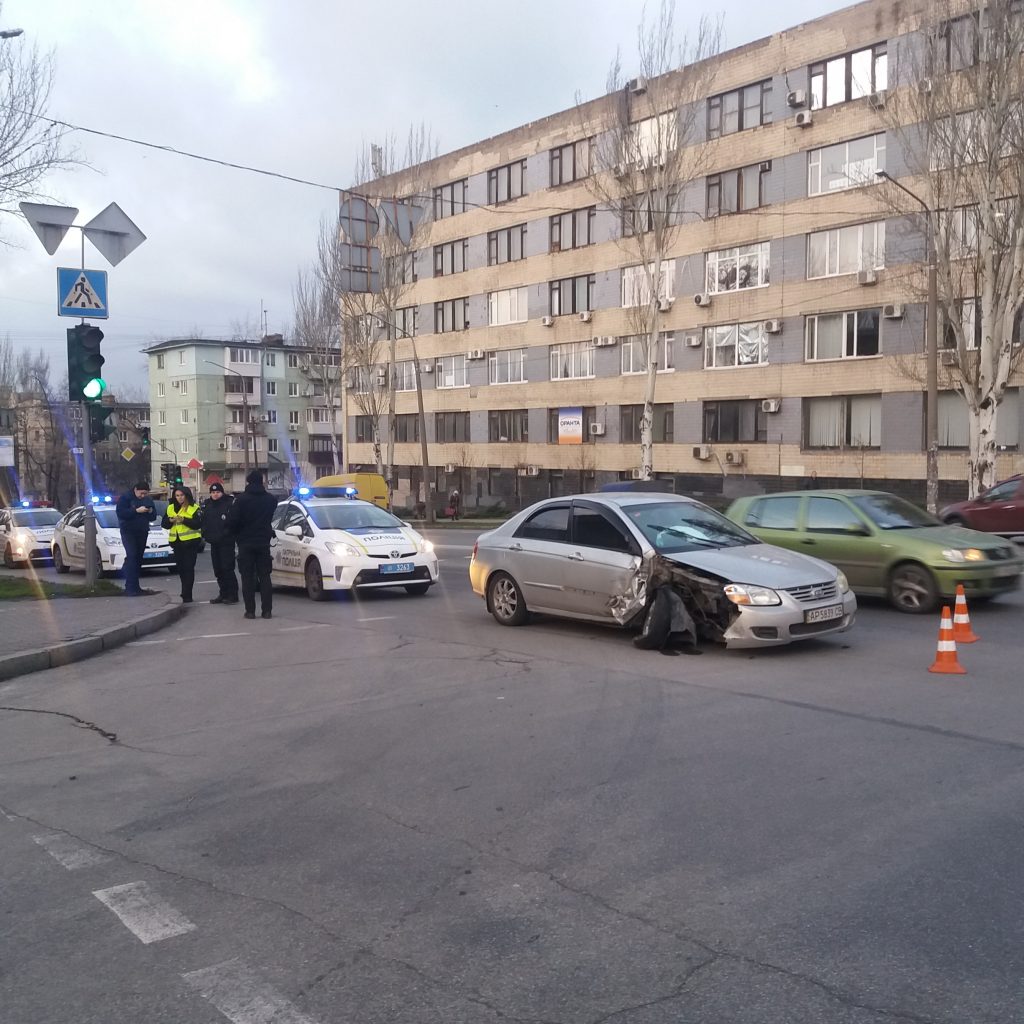 Погоня в центре Запорожья: у авто нарушителя вырвало колесо