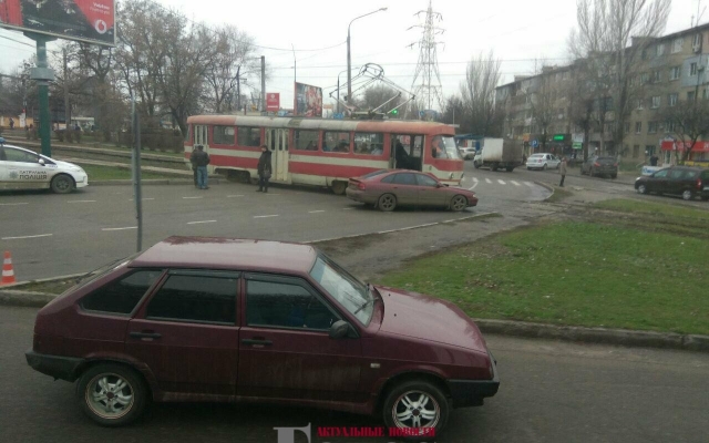В Запорожье трамвай протаранил авто