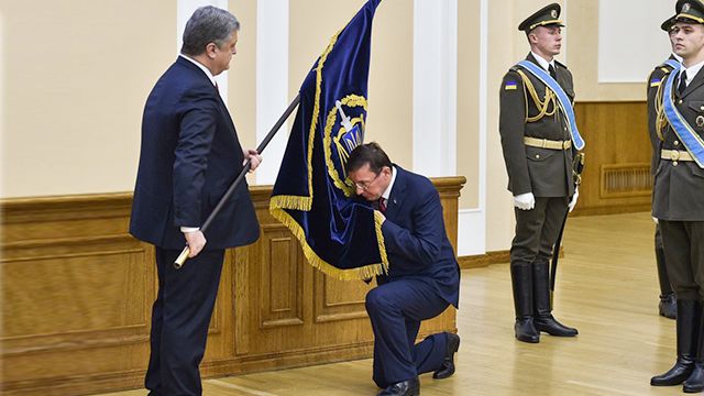 Луценко встал на колени перед Порошенко