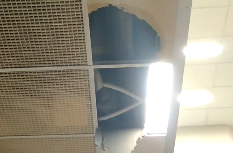 Над креслами депутатов Киевсовета обвалился потолок, – ВИДЕО