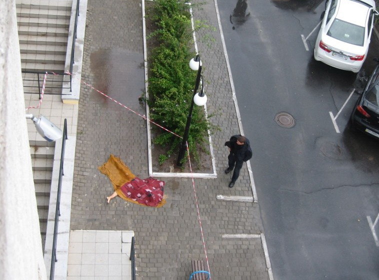 В Энергодаре из окна 6-го этажа выпала молодая девушка