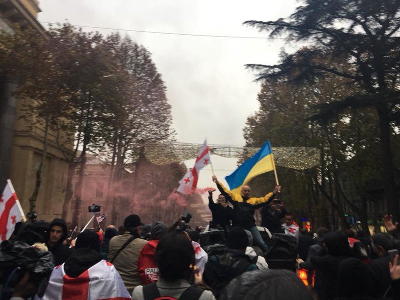 Украинские флаги и портреты Михо: в Тбилиси прошел митинг в поддержку Саакашвили