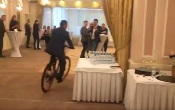 Ляшко в день своего 45-летия разъезжал по ресторану на велосипеде