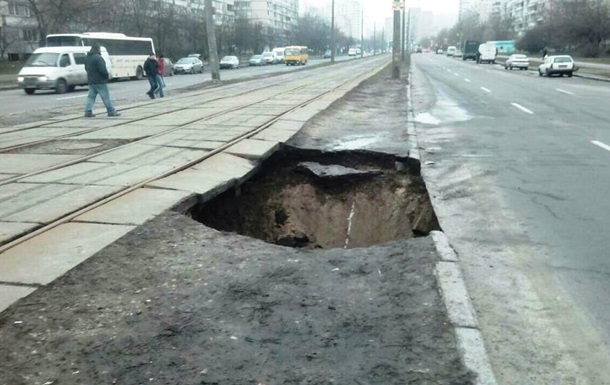 В Киеве обвалилась земля под трамвайными путями