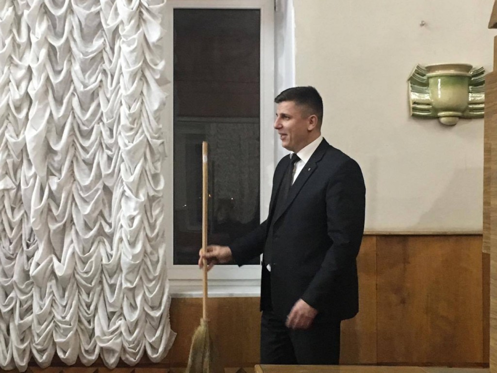 Запорожскому депутату благодарные избиратели подарили… метлу