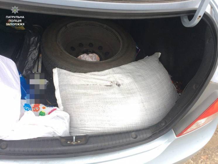 В Запорожье задержали наркоделка, в авто которого обнаружили мешок мака