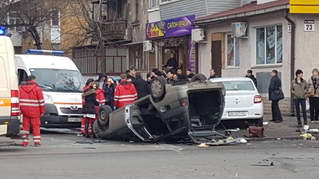 В Запорожье произошло ДТП – машина перевернулась