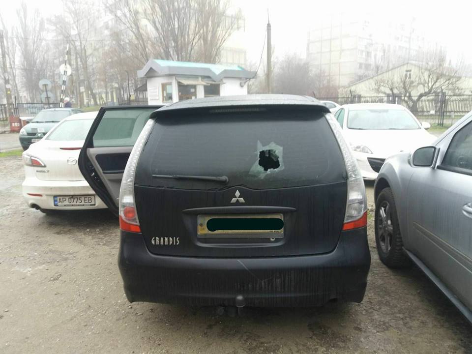 Запорожскому депутату камнем разбили стекло в машине