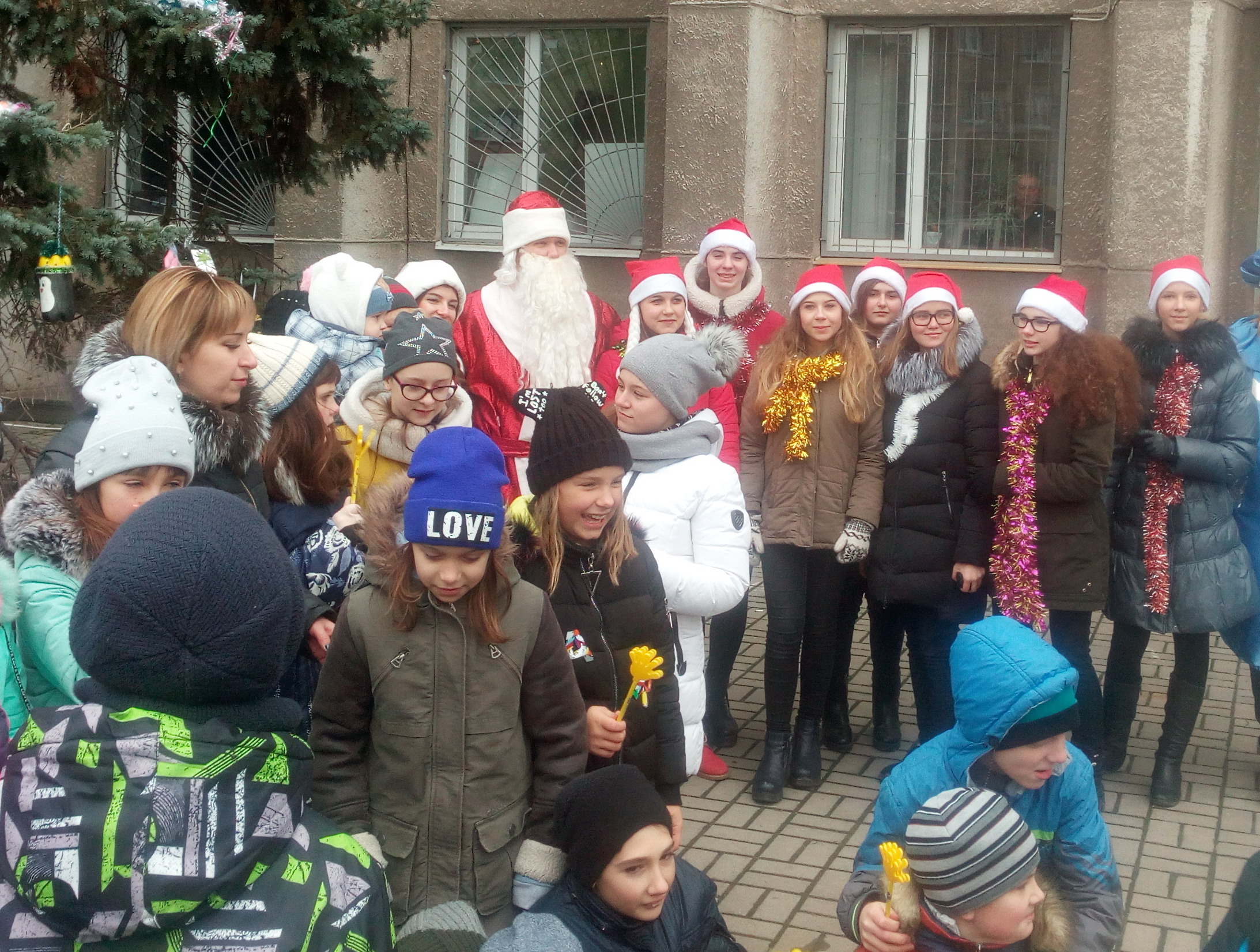 Возле Шевченковской администрации состоялся детский новогодний праздник