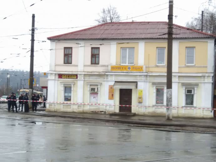 В Харькове неизвестный захватил заложников  