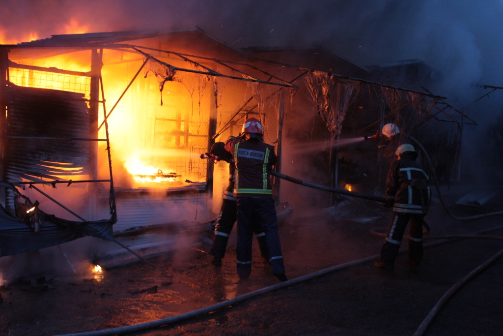 В сеть попали фото и видео масштабного пожара на вещевом рынке “Анголенко”