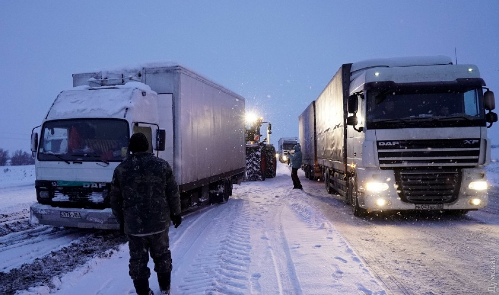 Одесскую трассу освободили из ледяного плена
