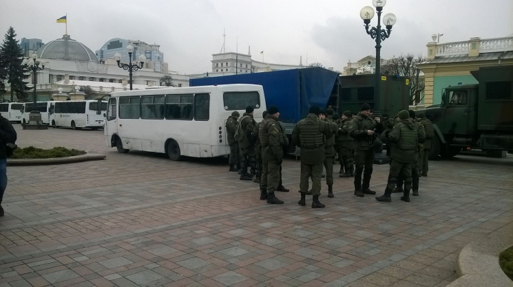 В Киеве отряды Нацгвардии стягивают свои грузовики
