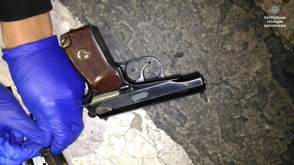 В Запорожье нашли водителя без документов и угнанную машину с пистолетом
