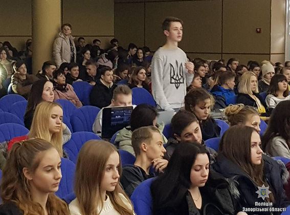 В Запорожье старшеклассникам рассказали о профессии полицейского и юриста