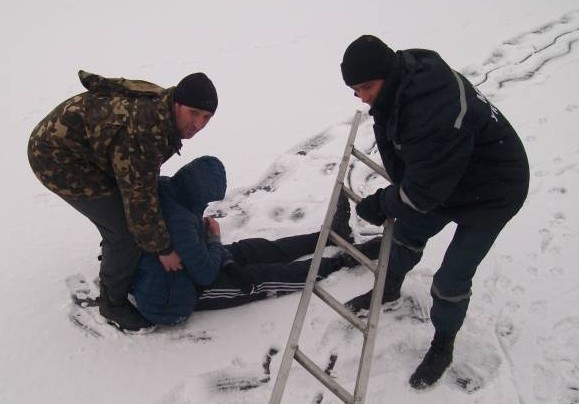 Выпил и прилег отдохнуть: В Запорожской области мужчина спал посреди замерзшей реки