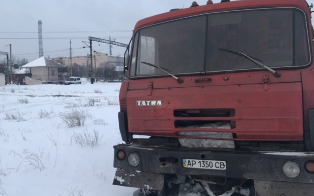 В Запорожье грузовик снес шлагбаум на железнодорожном переезде