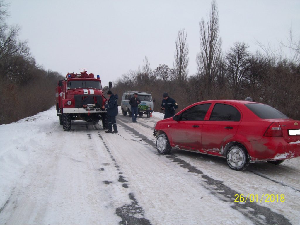 Сколько авто в Запорожской области доставали из снежного плена