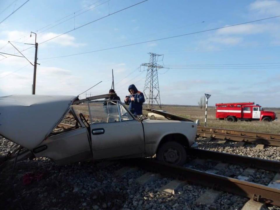 Страшное ДТП в Запорожской области: поезд “разорвал” авто пополам (Фото)