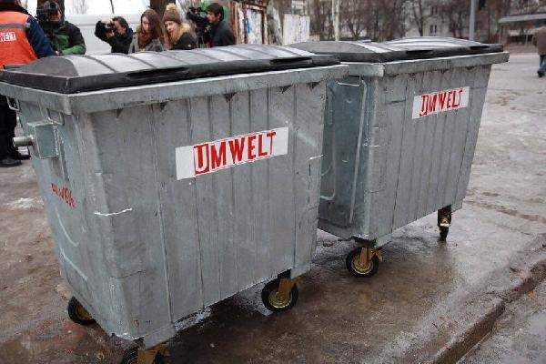 В Запорожье никак не могут передать в эксплуатацию новые мусорные баки
