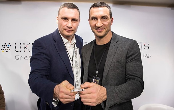 Братьев Кличко наградили в Давосе