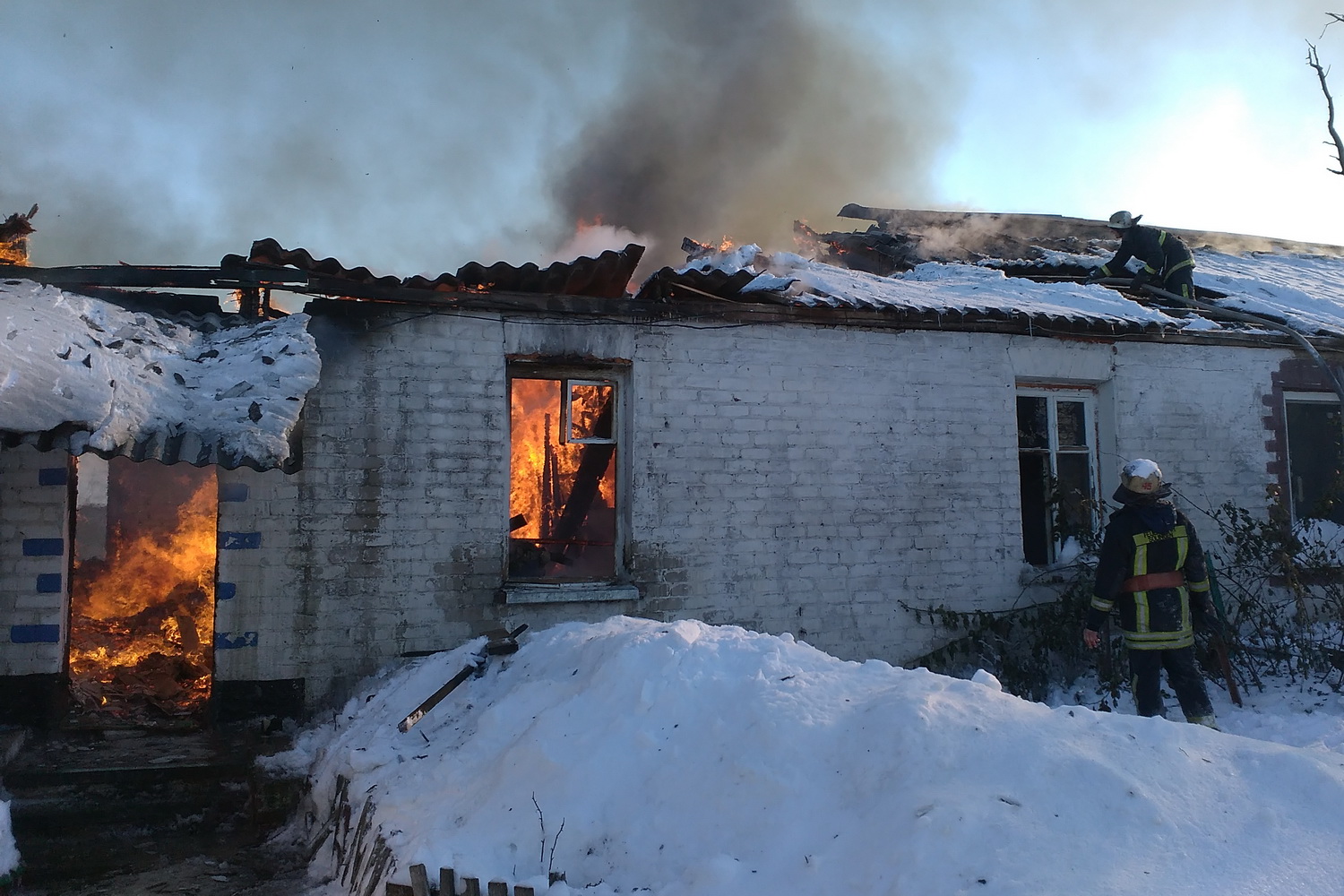 В Запорожской области горела крыша частного дома