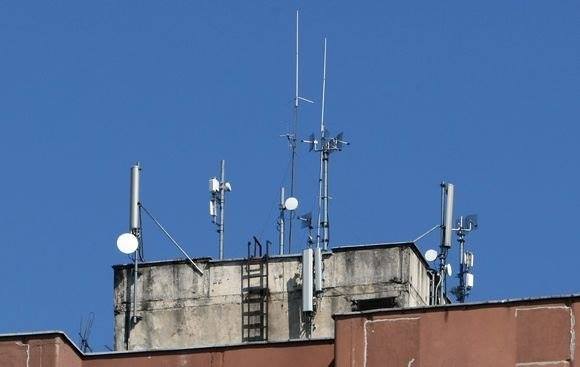 В Запорожье мобильный оператор установил свою антенну на крыше за аренду которой не заплатил ни копейки