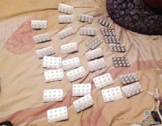 Запорожские полицейские изъяли подконтрольные таблетки