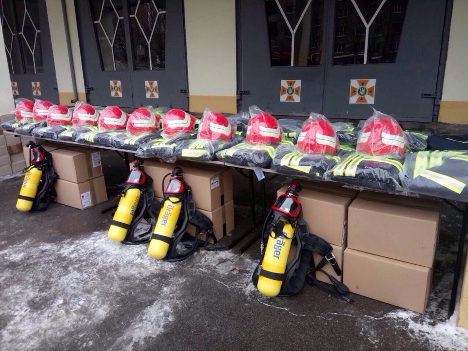 Каски, спецодежда и маски: запорожским  спасателям передали новое оборудование для тушения пожаров, – ФОТОРЕПОРТАЖ