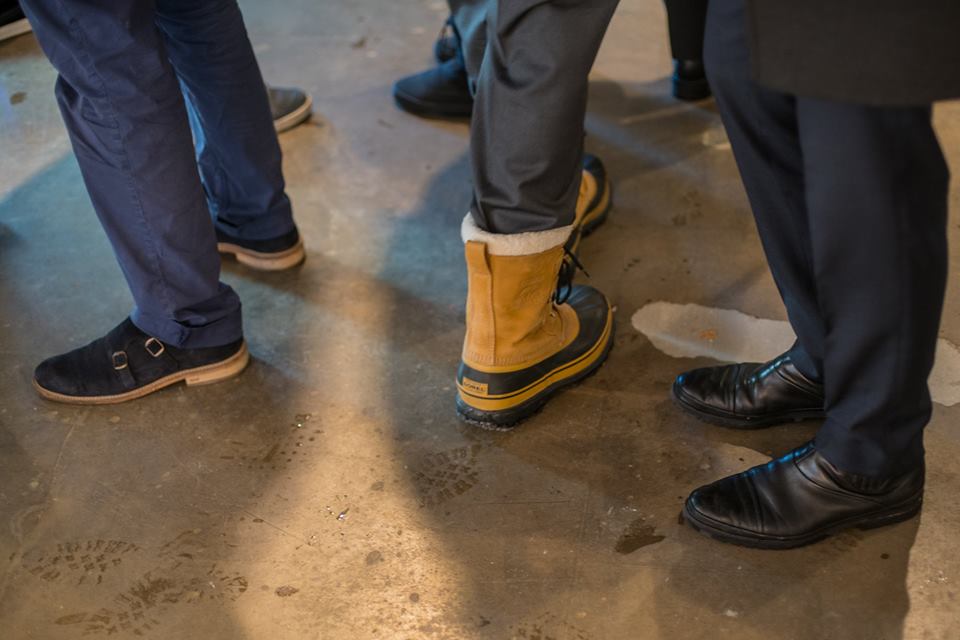 Пакетики из “АТБ” и брюки заправленные в ботинки. Как одевались участники Давоса-2018