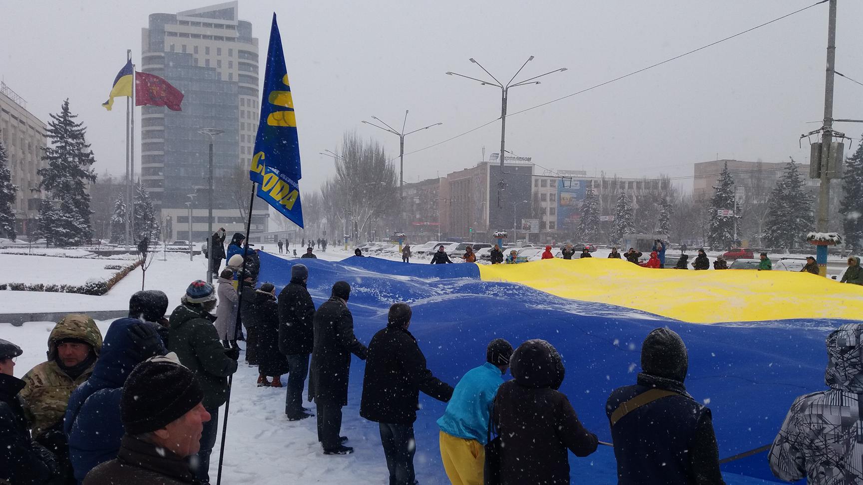 Запорожцы ко Дню Соборности в центре города развернули огромный государственный флаг, – ФОТО