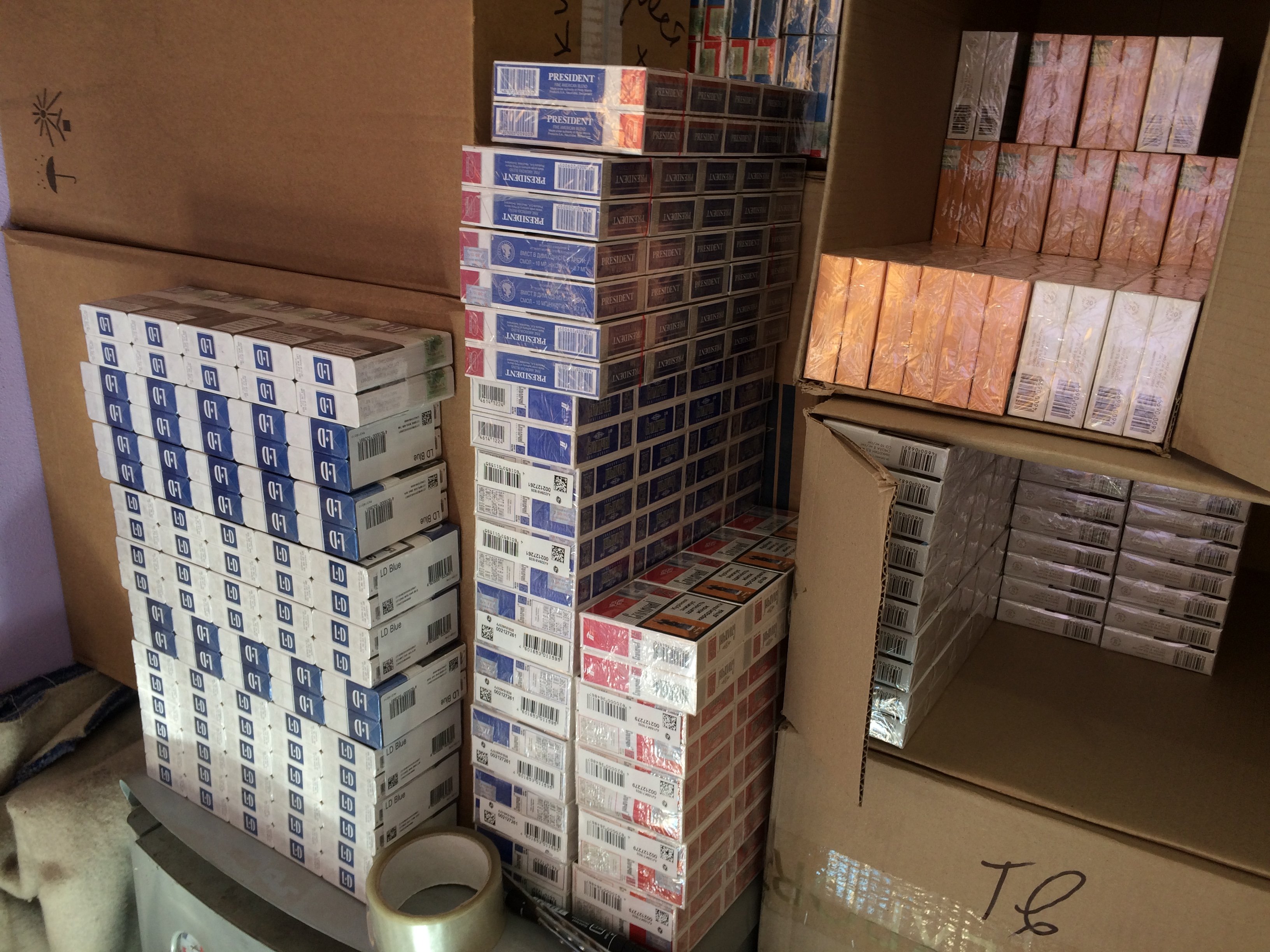 У жителя Запорожья изъяли 15 тысяч пачек сигарет