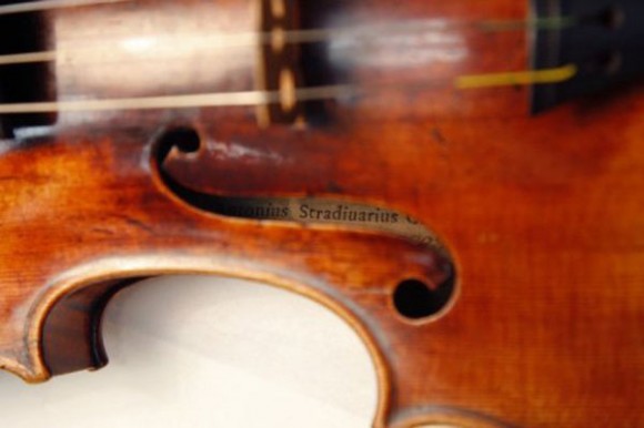 В аэропорту Запорожья спасли от вывоза за границу раритетную скрипку Амати