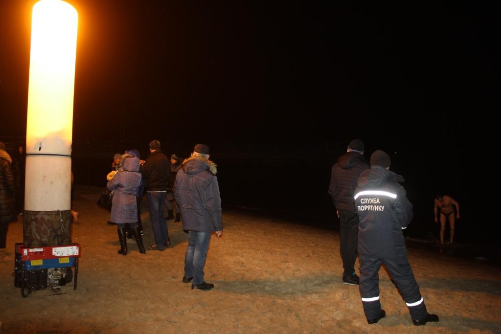 В Запорожье спасатели обеспечили безопасность во время Крещенских купаний (фото)