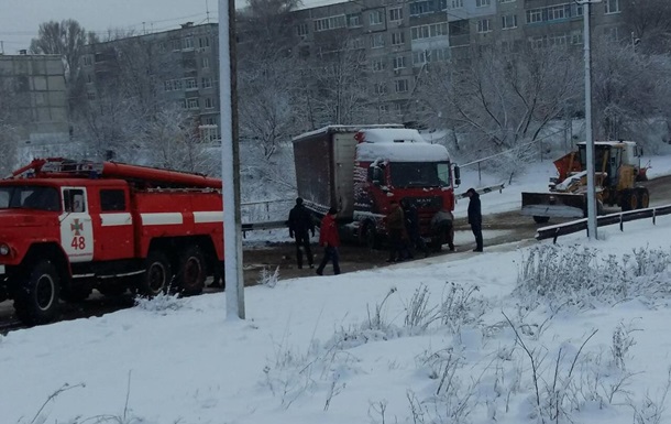 Снегопады в Запорожской области: движение фур по-прежнему затруднено