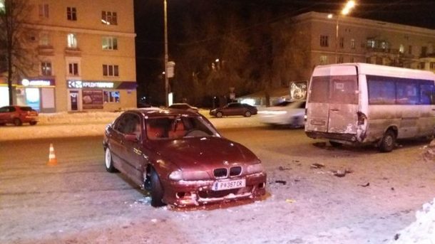 В Запорожье пьяный водитель BMW врезался в маршрутку