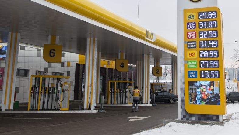 “Заработок на литре — 3 грн”. Эксперт рассказал почему бензин в Украине стал дороже доллара
