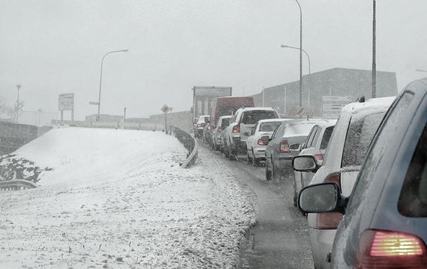 Мощный снегопад в Киеве: город остановился в пробках