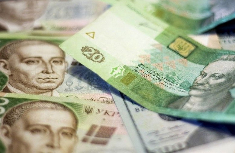 Госстат: средняя зарплата в Украине выросла до 8777 гривен